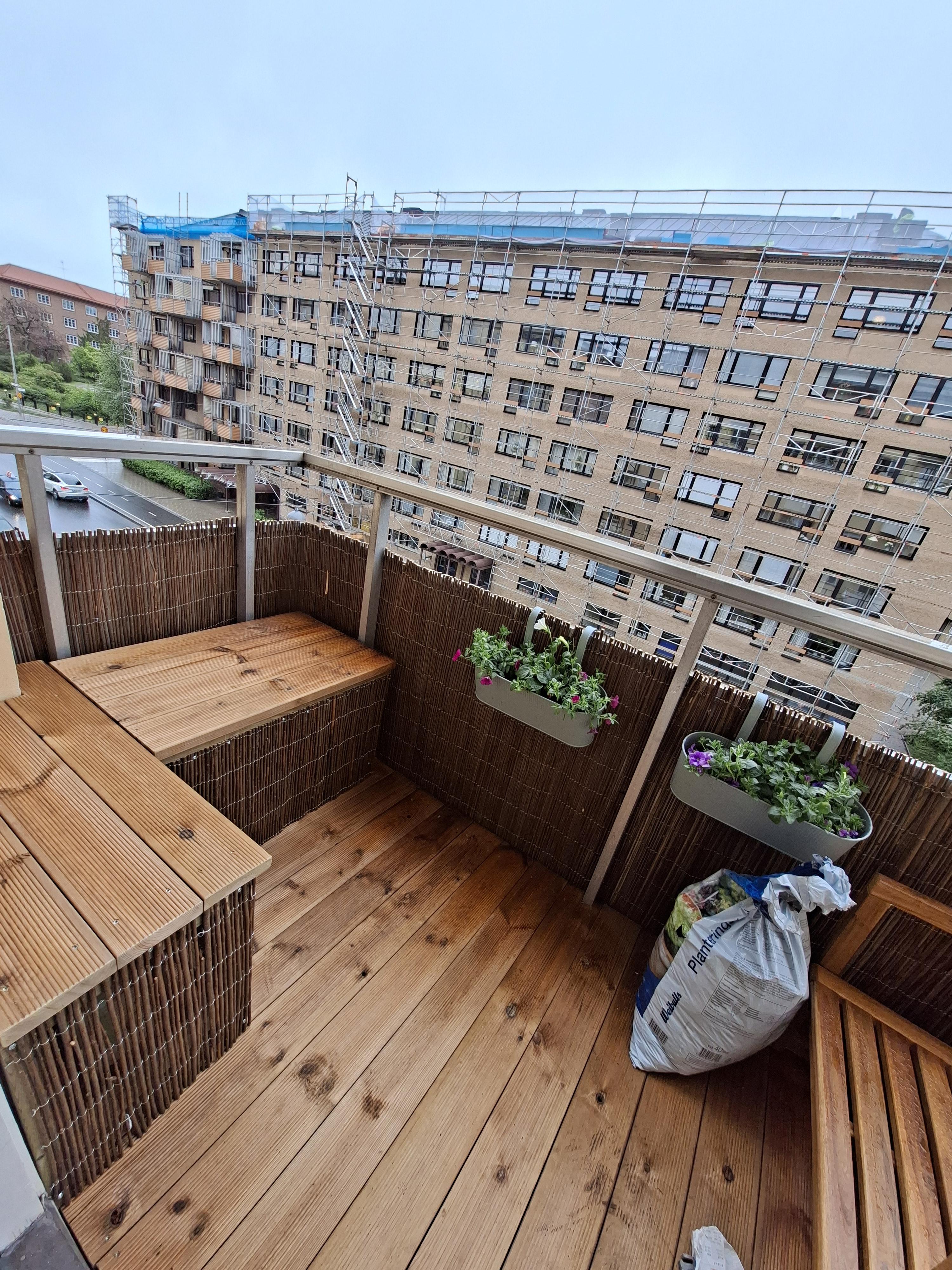 Pil avskärmning, rillad trall och öppningsbar sittbänk