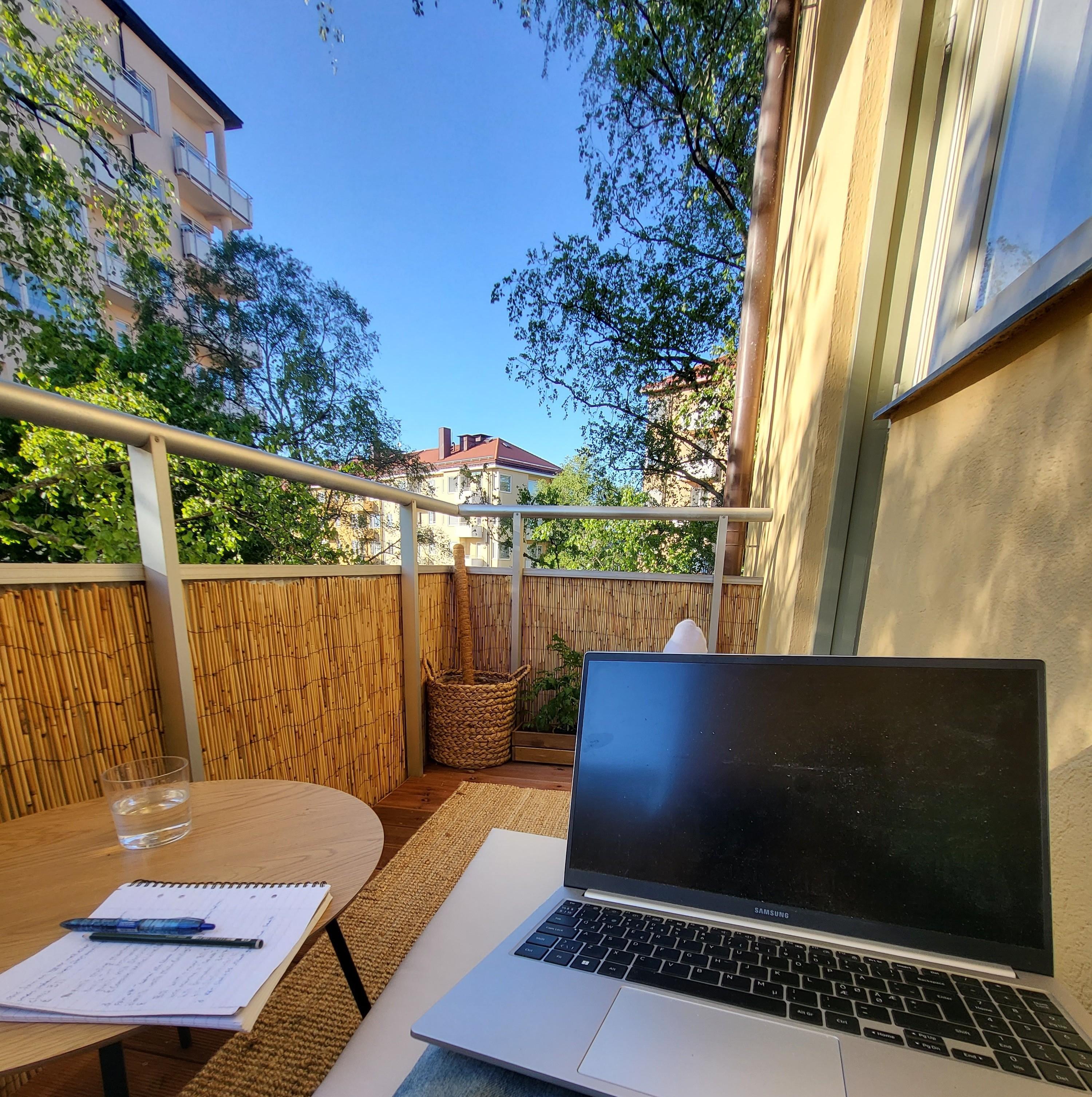 Skräddarsydd soffhörna på renoverad balkong