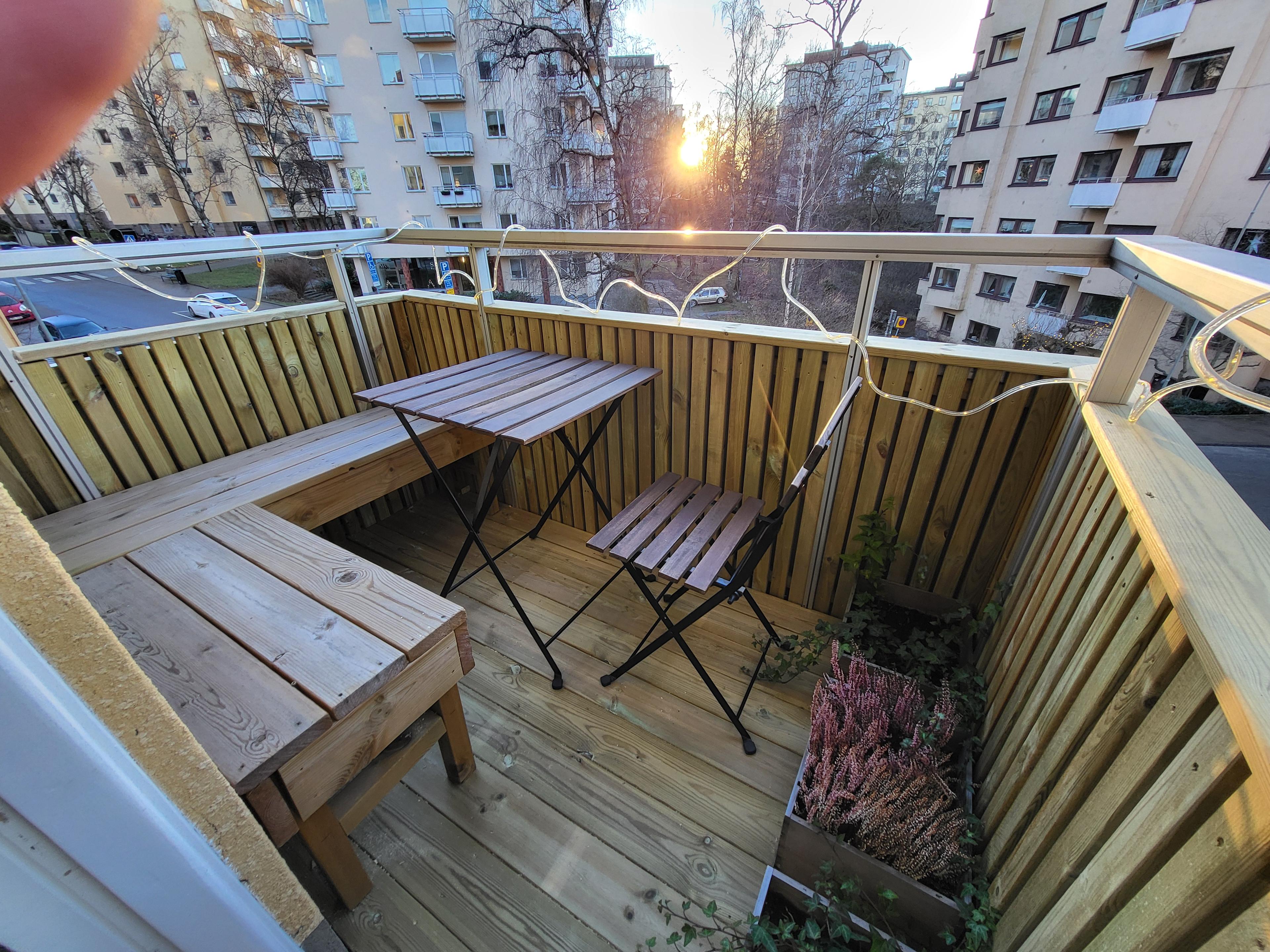 Färdig balkong med ny trall