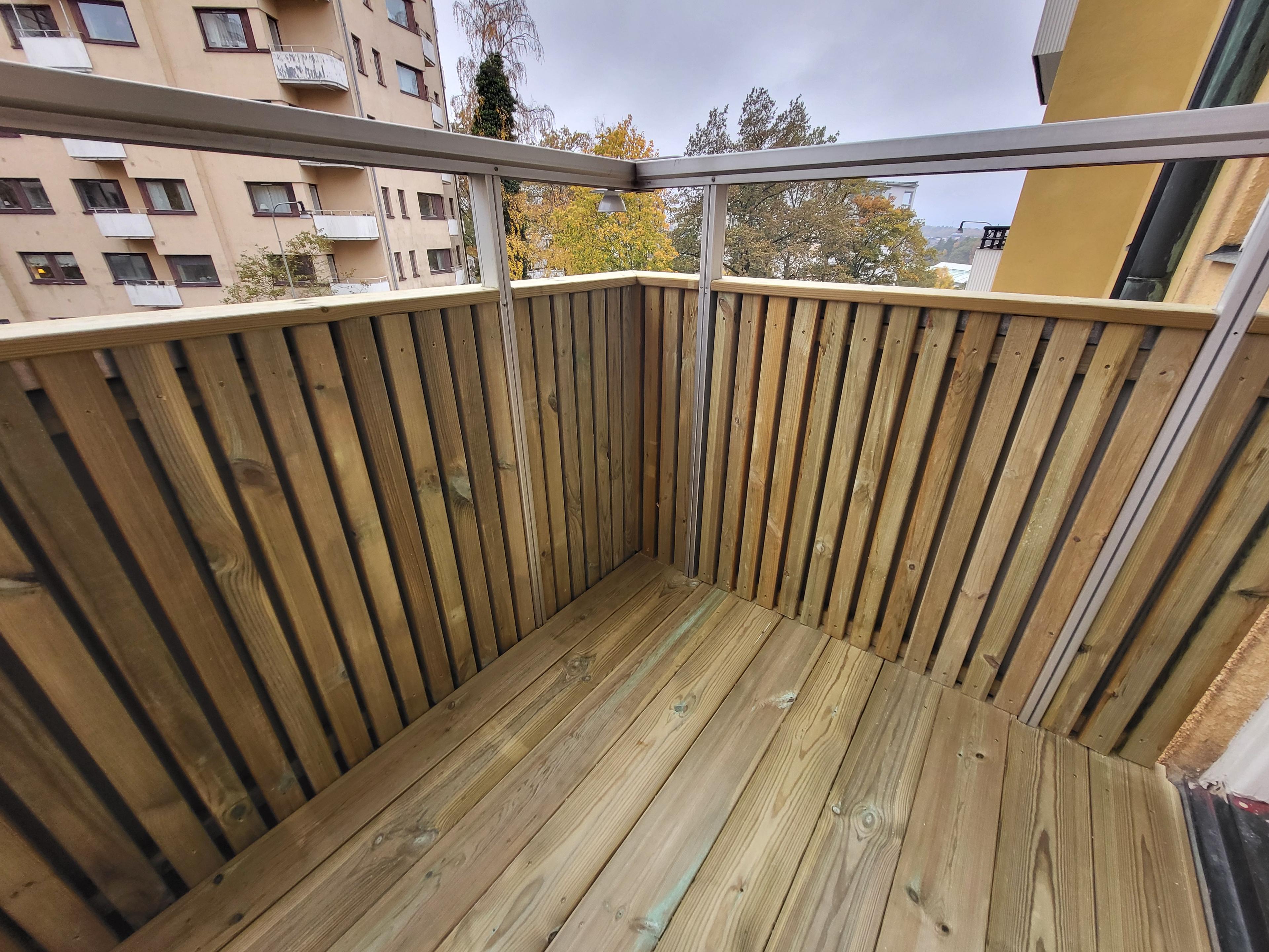 Balkonggolv i trä med färdig trall